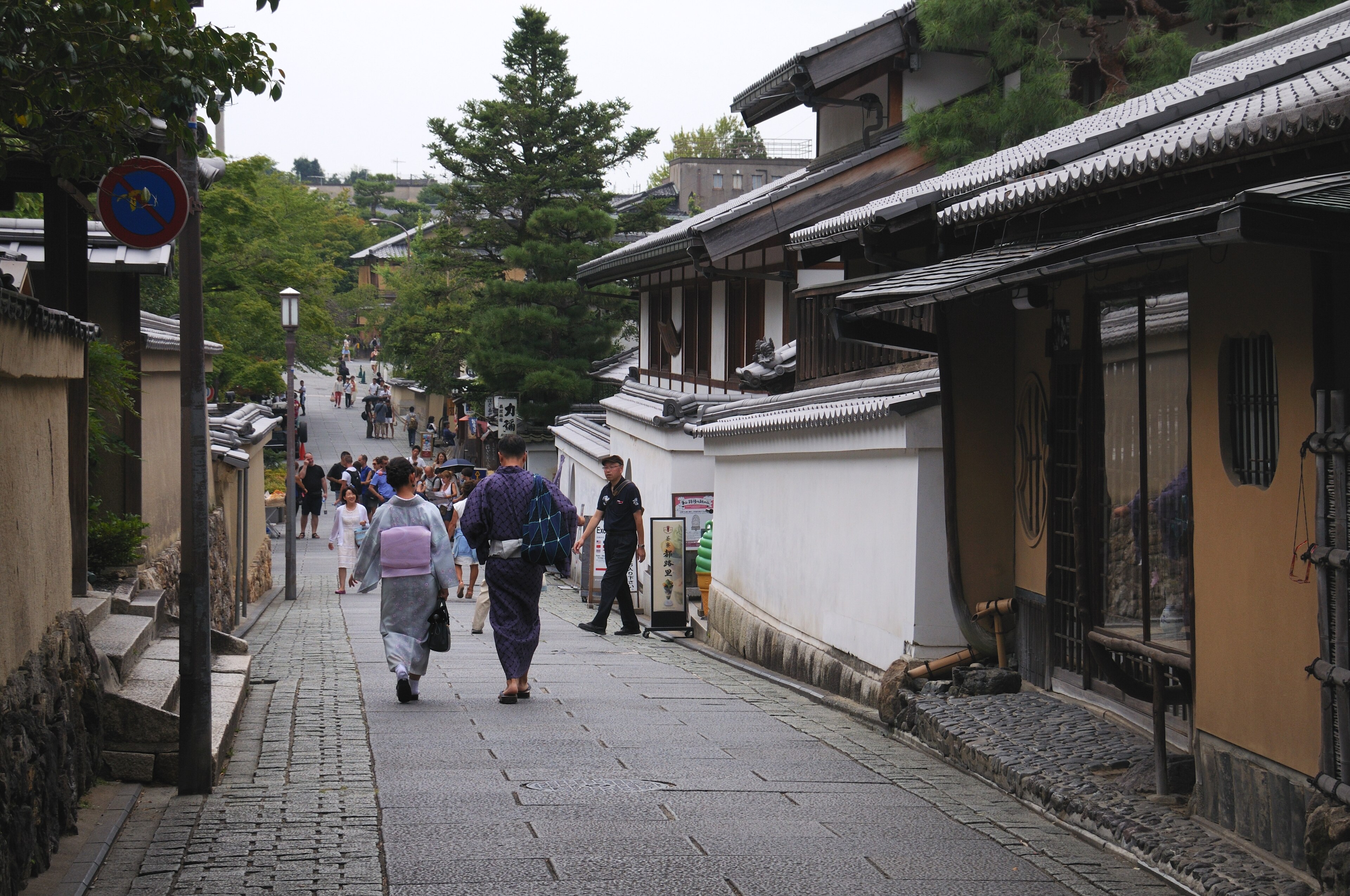 Vicolo di un quartiere delle geisha con le tipiche case in legno a Kyoto