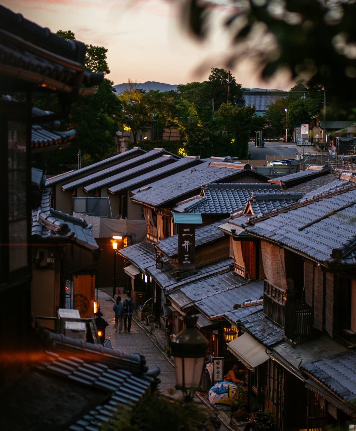 I tetti di legno del quartiere di Gion a Kyoto al tramonto