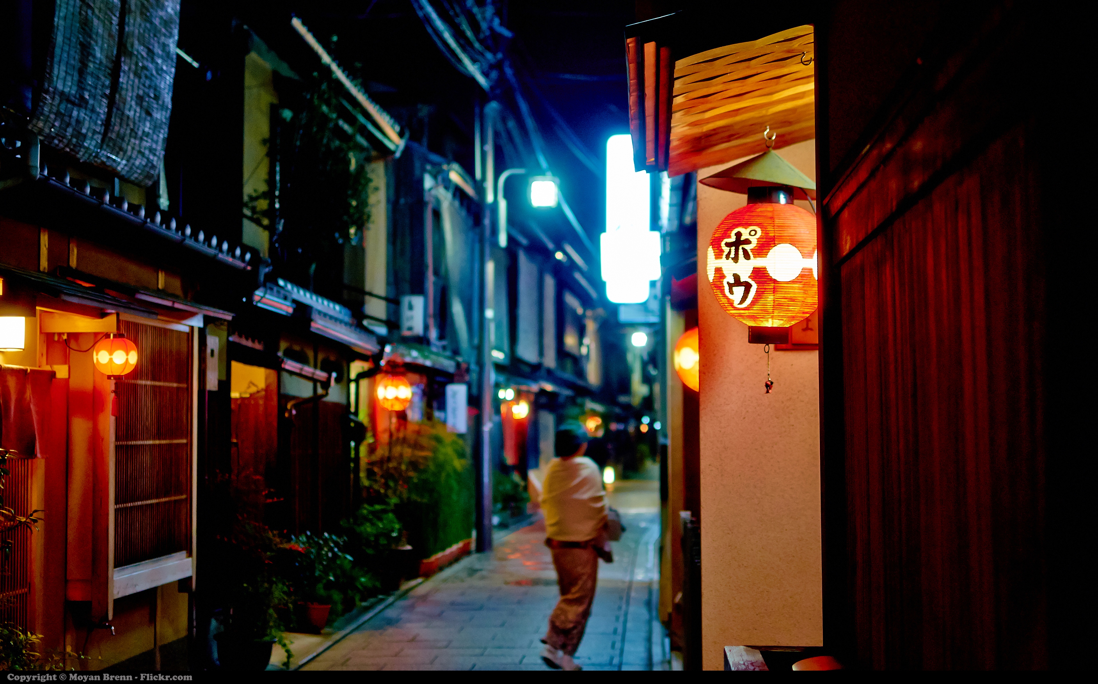 Un vicolo di Gion di notte, con le lanterne di carta rosse accese e i machiya — le case mercantili tradizionali — che si allineano lungo entrambi i lati