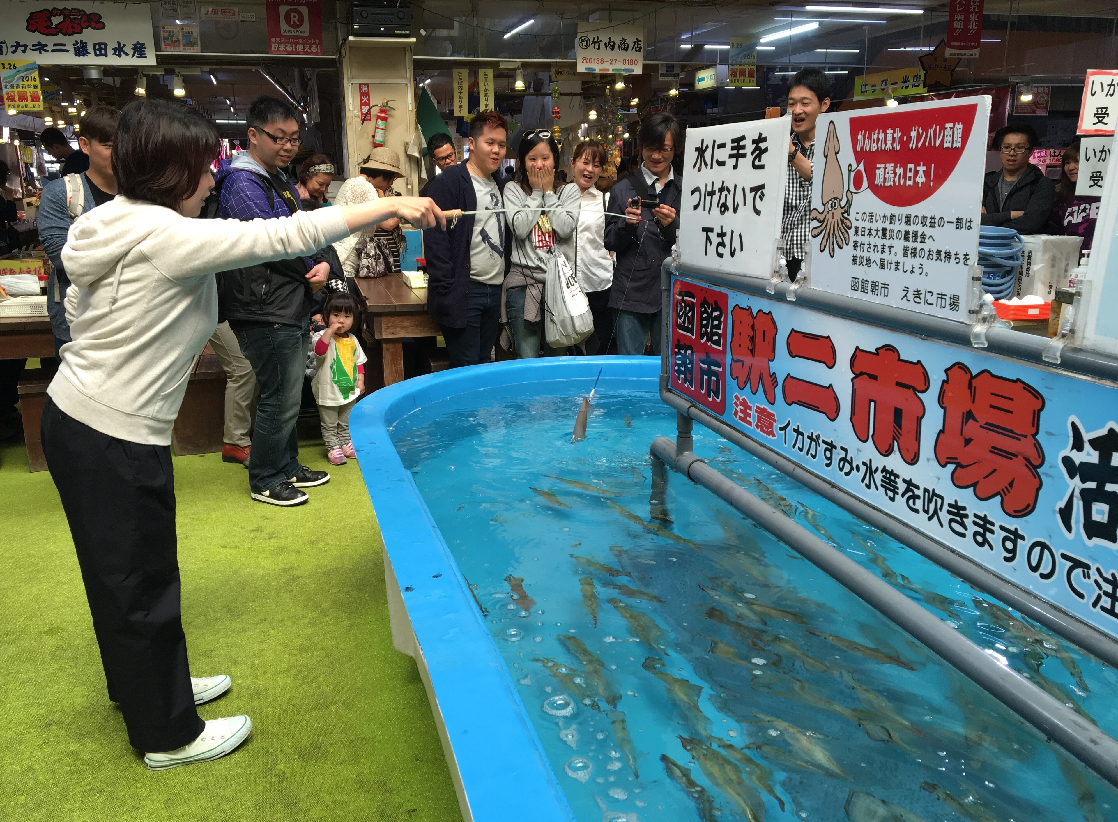 Il mercato del mattino di Hakodate con i banchi di pesce fresco all'alba