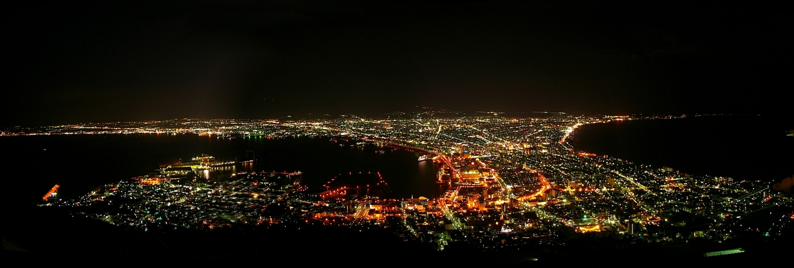 La vista notturna di Hakodate dall'omonimo monte, con le luci della città stretta tra le due baie