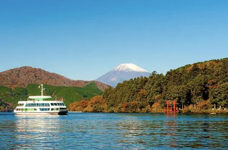 Il battello sul lago Ashi con il Monte Fuji