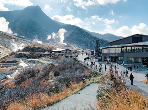 La valle vulcanica di Owakudani con i fumi di zolfo