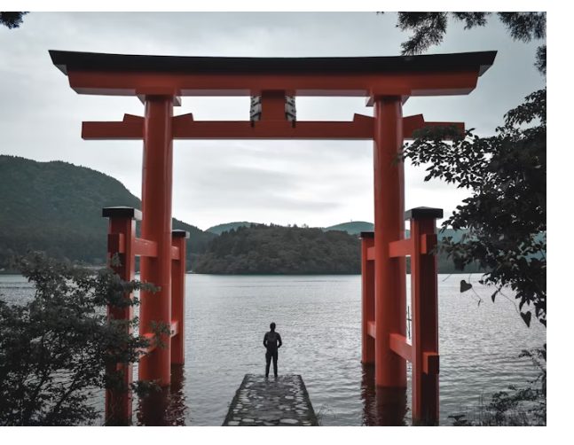 Il torii del santuario di Hakone sul lago Ashi