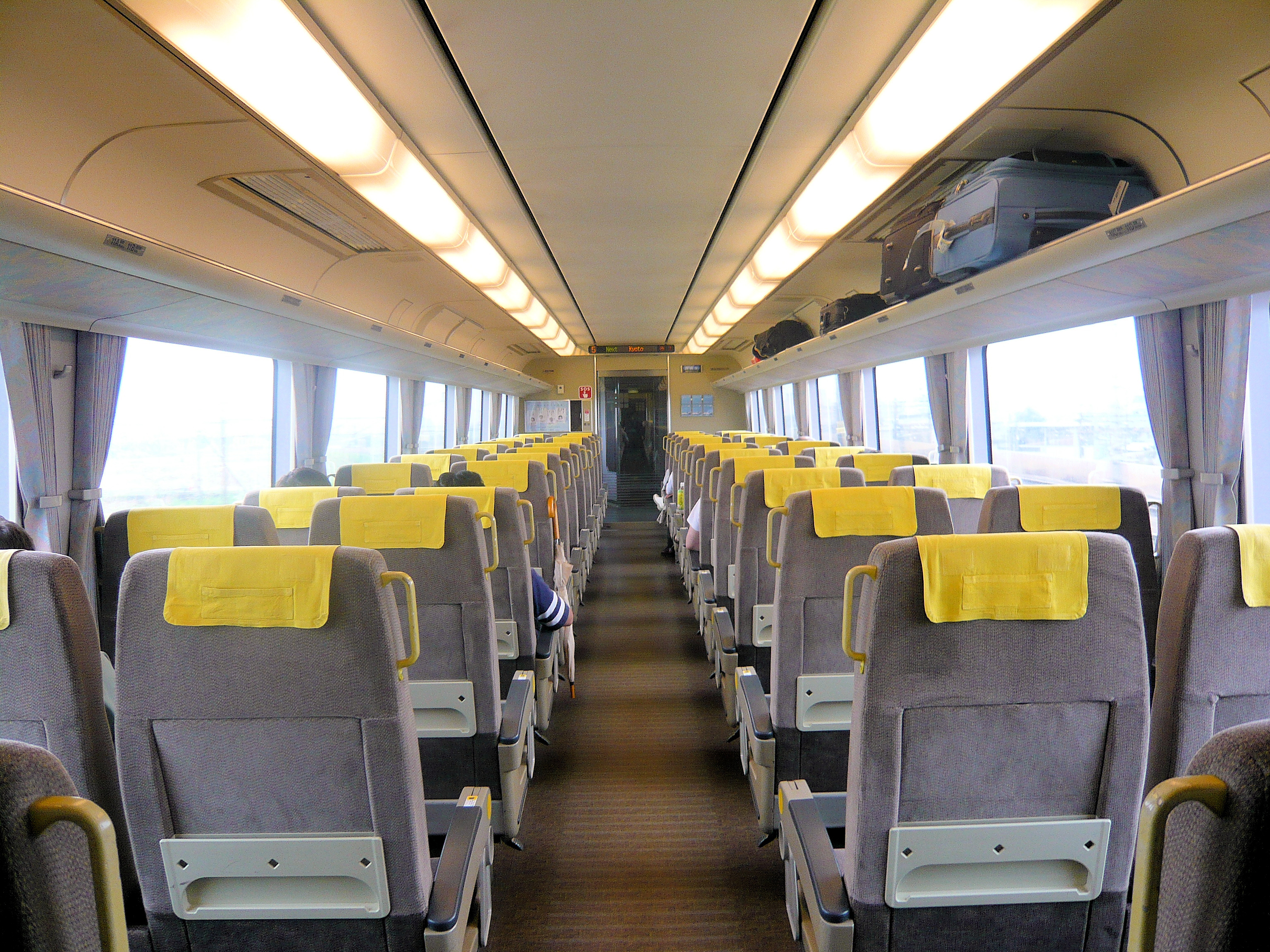 Il treno Haruka Express dalla stazione di Kyoto, il collegamento diretto dall'aeroporto di Kansai al centro