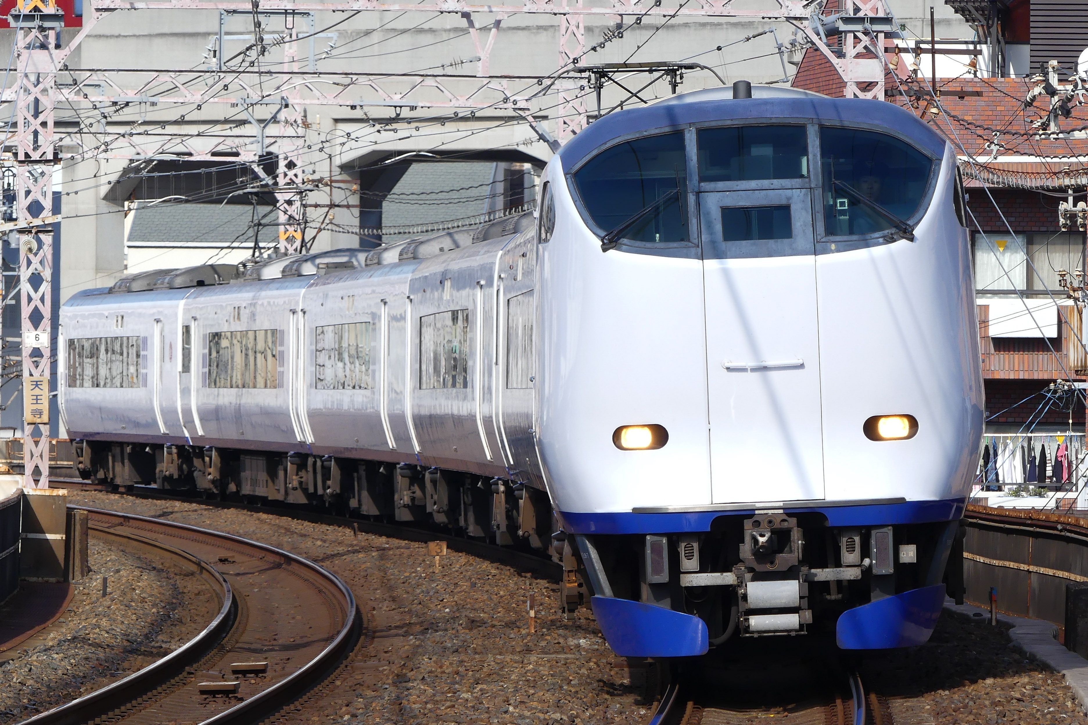 L'Haruka Limited Express in partenza dall'aeroporto di Kansai