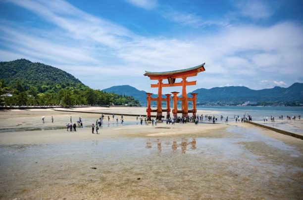 Il torii di Itsukushima con la bassa marea