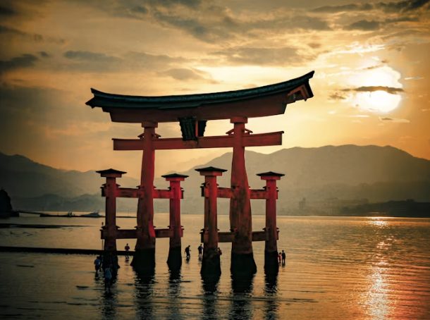 Il torii di Itsukushima al tramonto