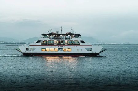 Il traghetto che attraversa il mare verso Miyajima