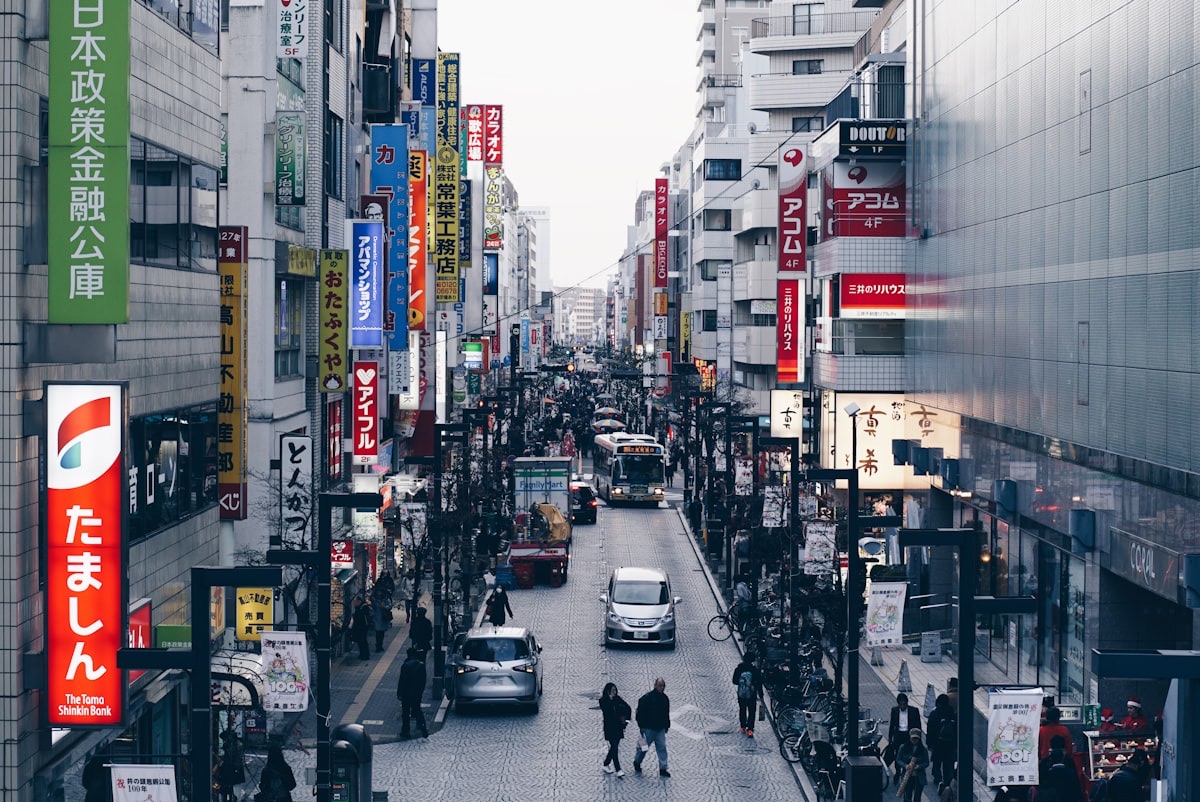 Una via di Tokyo piena di insegne verticali scritte in giapponese
