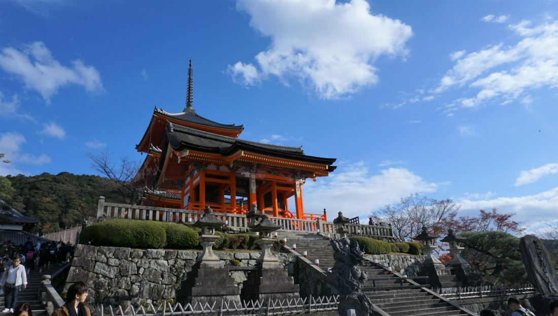 Il portale rosso e le scalinate del Kiyomizu-dera a Kyoto, sotto un cielo azzurro