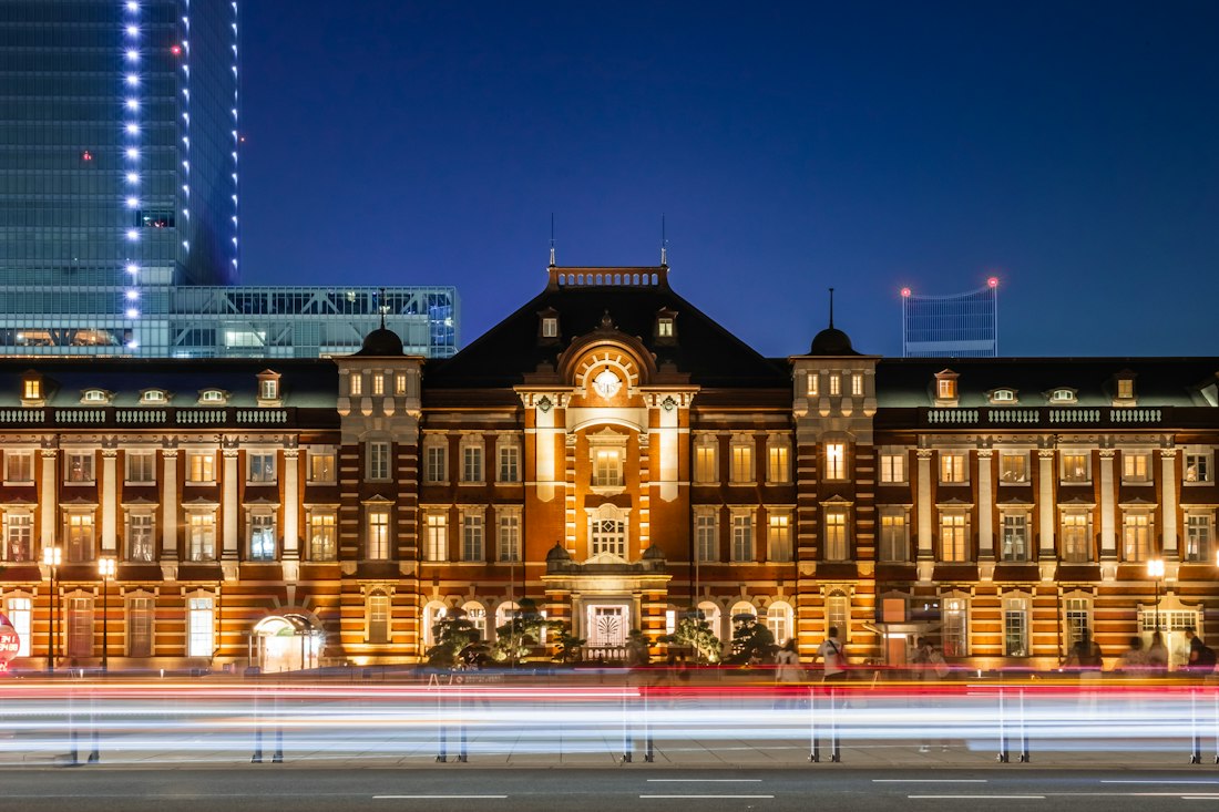 La stazione di Tokyo in mattoni rossi, illuminata all'ora blu
