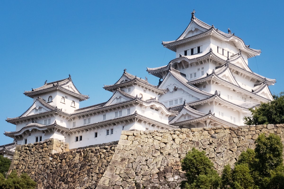 Il castello bianco di Himeji contro il cielo azzurro