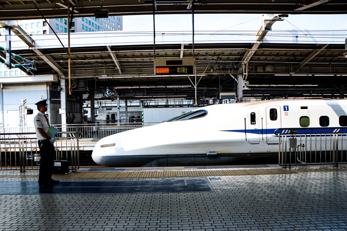 Banchina di una stazione giapponese con due shinkansen fermi