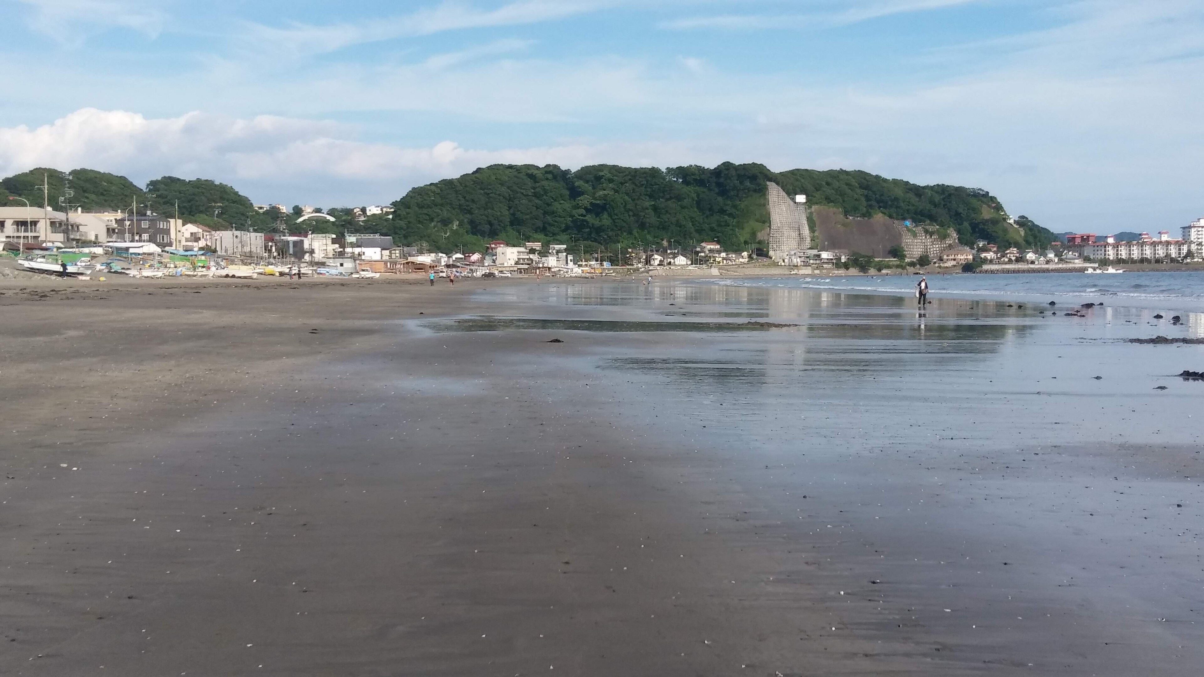 La spiaggia di Kamakura con il mare e le colline sullo sfondo