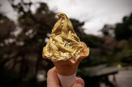 Il gelato ricoperto di foglia d'oro