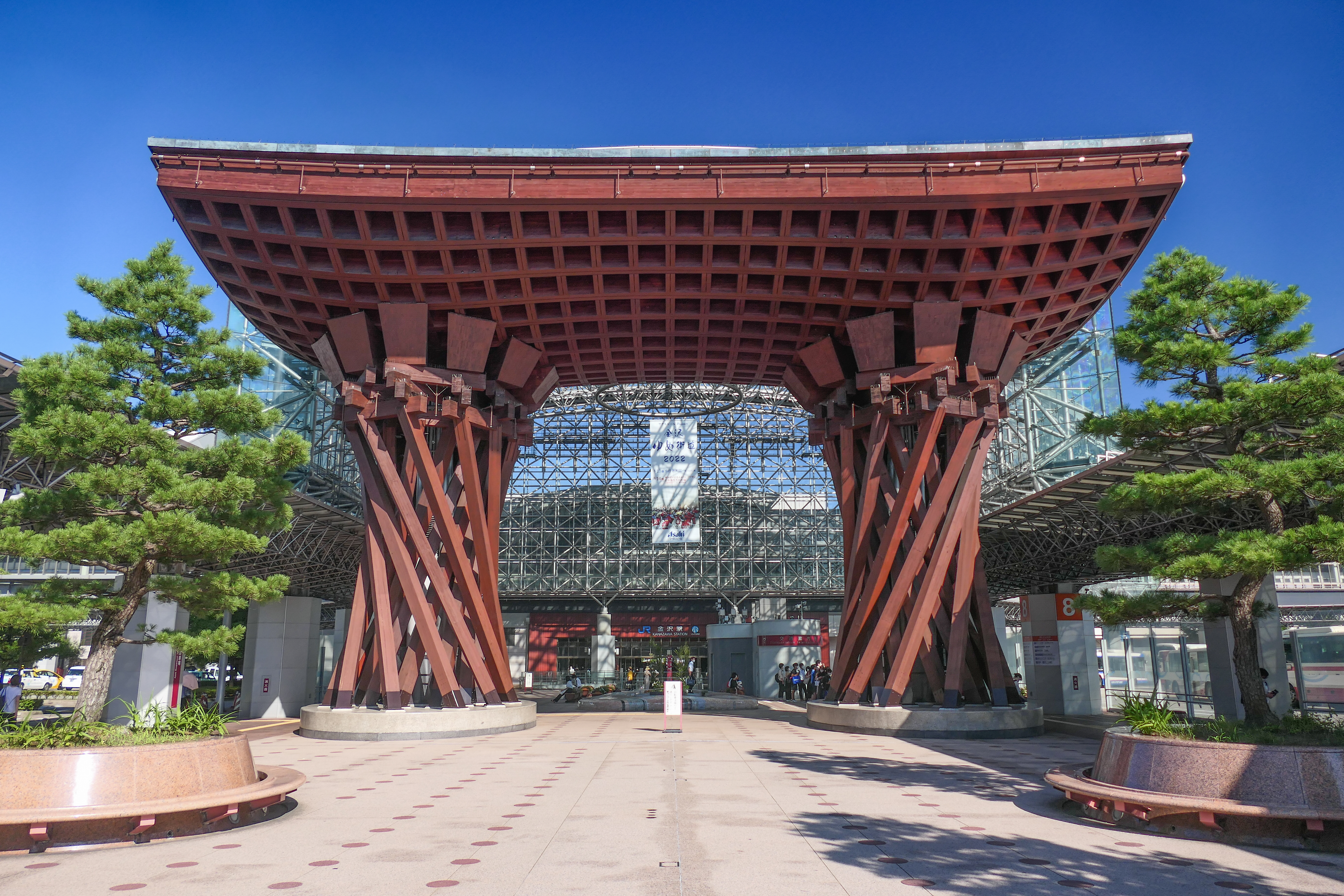 La stazione di Kanazawa con i cartelli delle diverse linee e l'architettura moderna della stazione