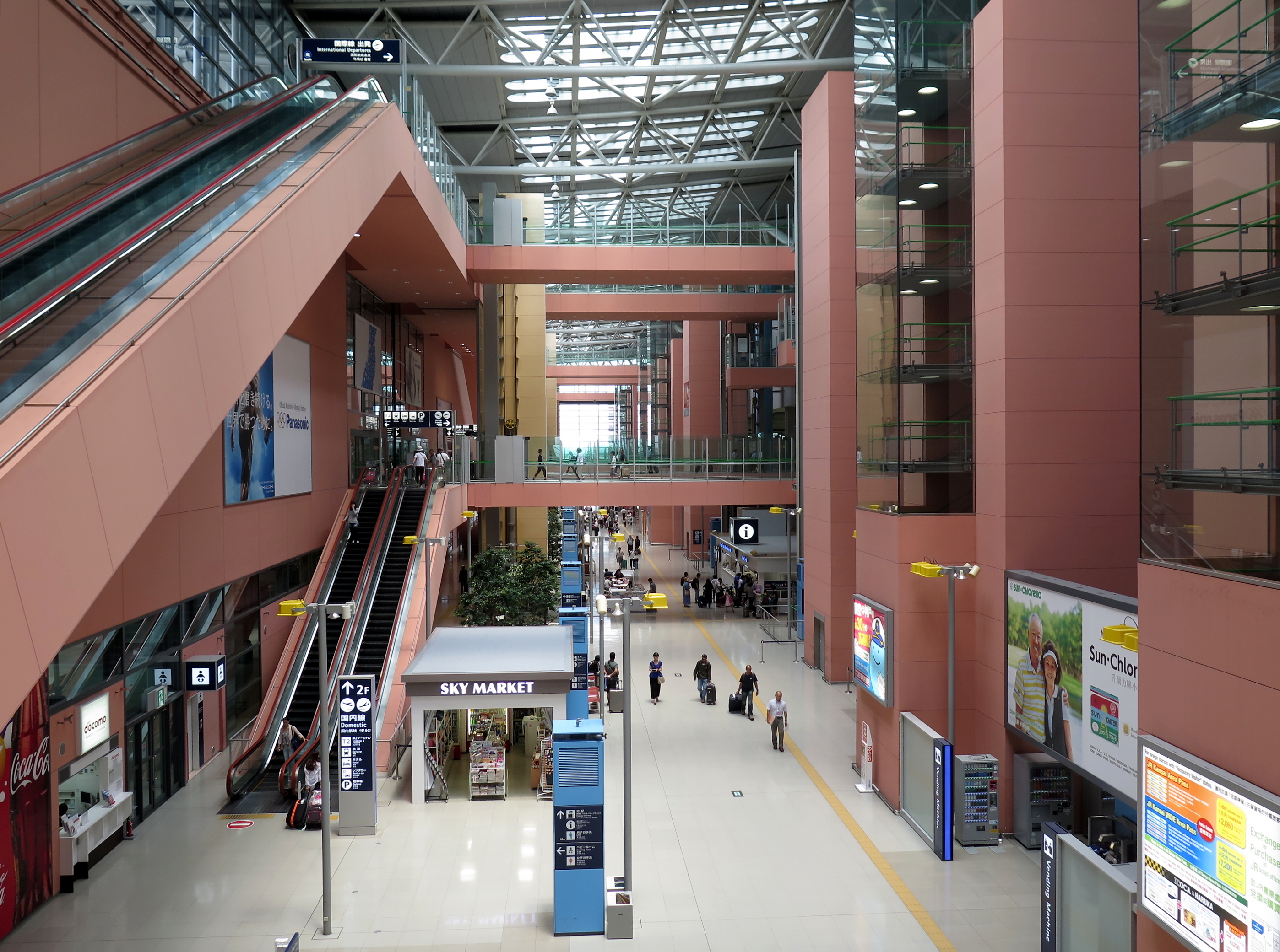 Il terminal internazionale dell'aeroporto di Kansai, con lunghi corridoi luminosi e cartelli in più lingue