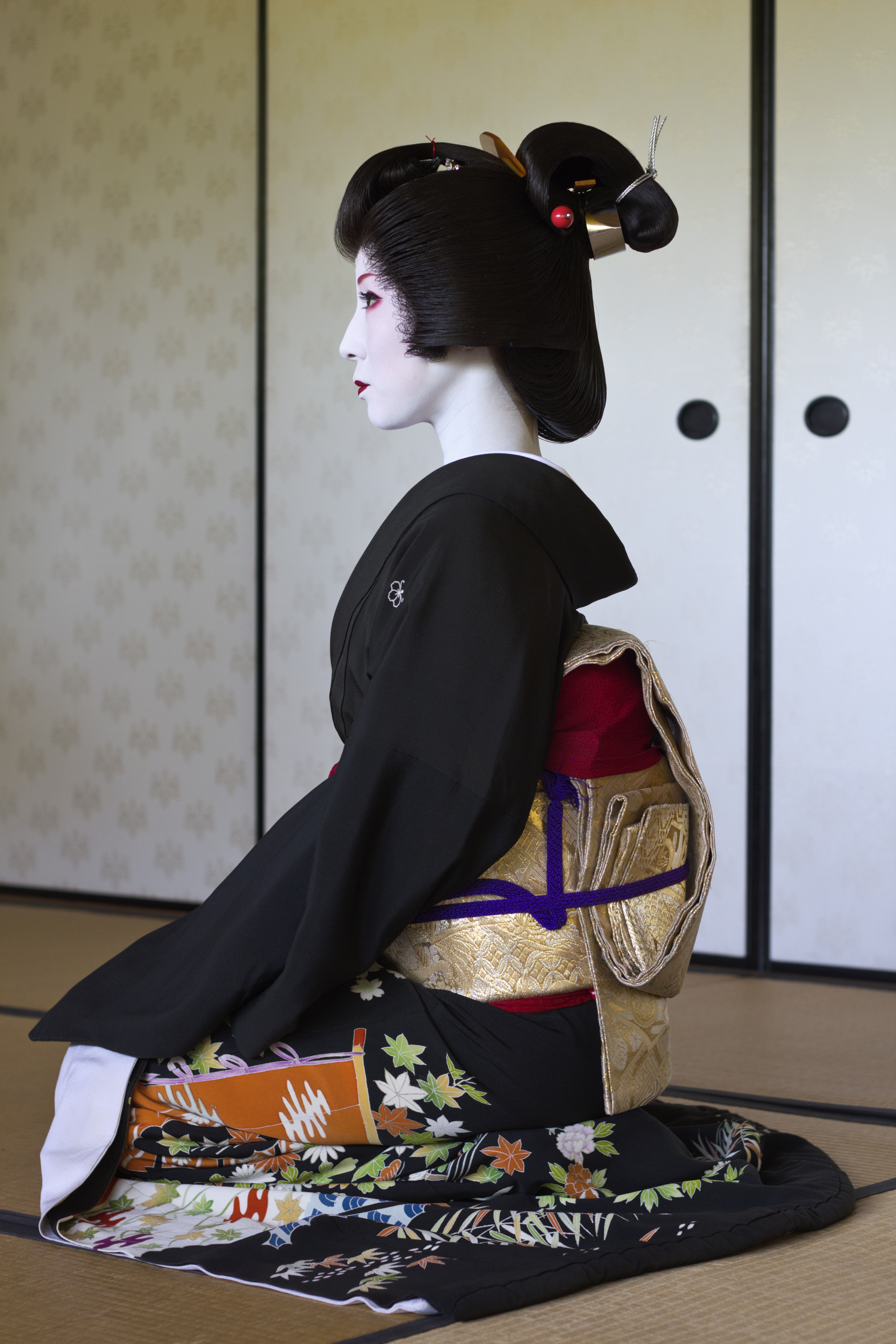 Una maiko in kimono cammina tra i vicoli storici di Kyoto — l'immagine più iconica della città
