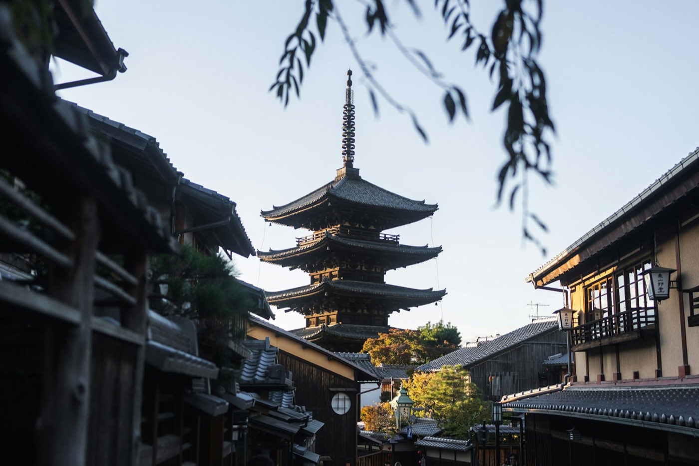 La pagoda Yasaka che si alza tra le case tradizionali di legno del quartiere di Higashiyama, a Kyoto