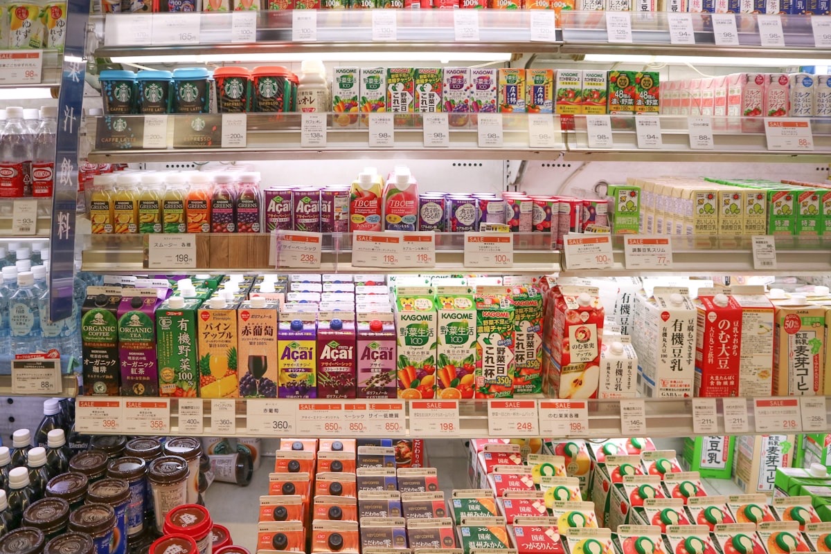 Scaffali di un negozio giapponese pieni di bevande, con i prezzi in yen