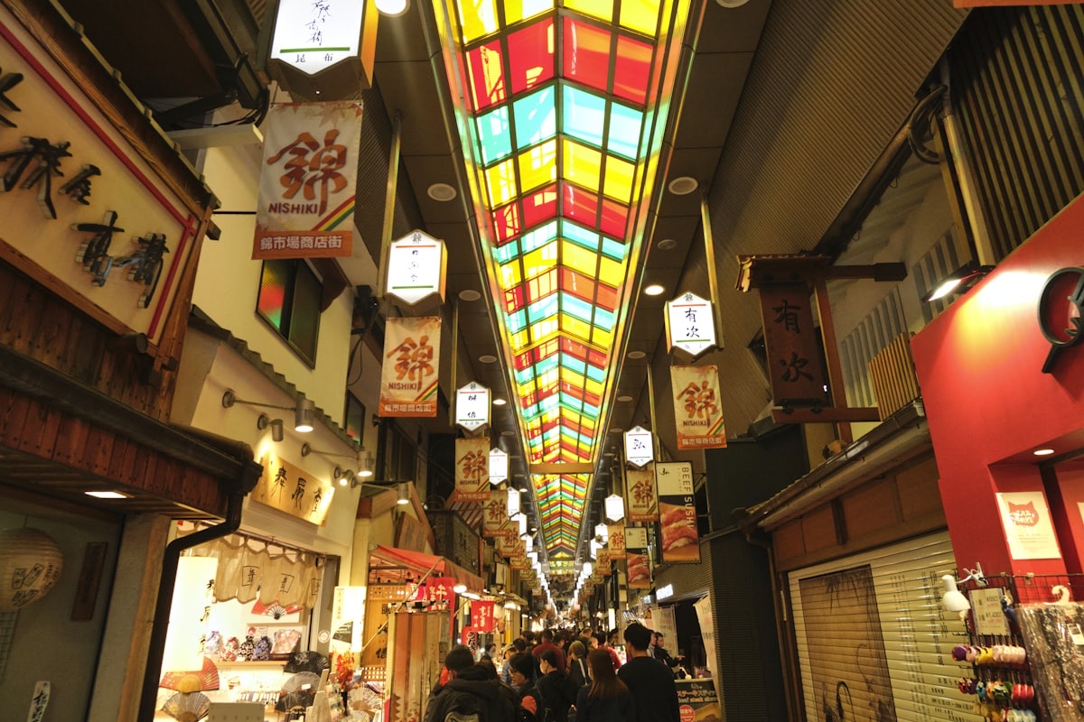 Il mercato coperto di Nishiki a Kyoto, con il soffitto di vetri colorati