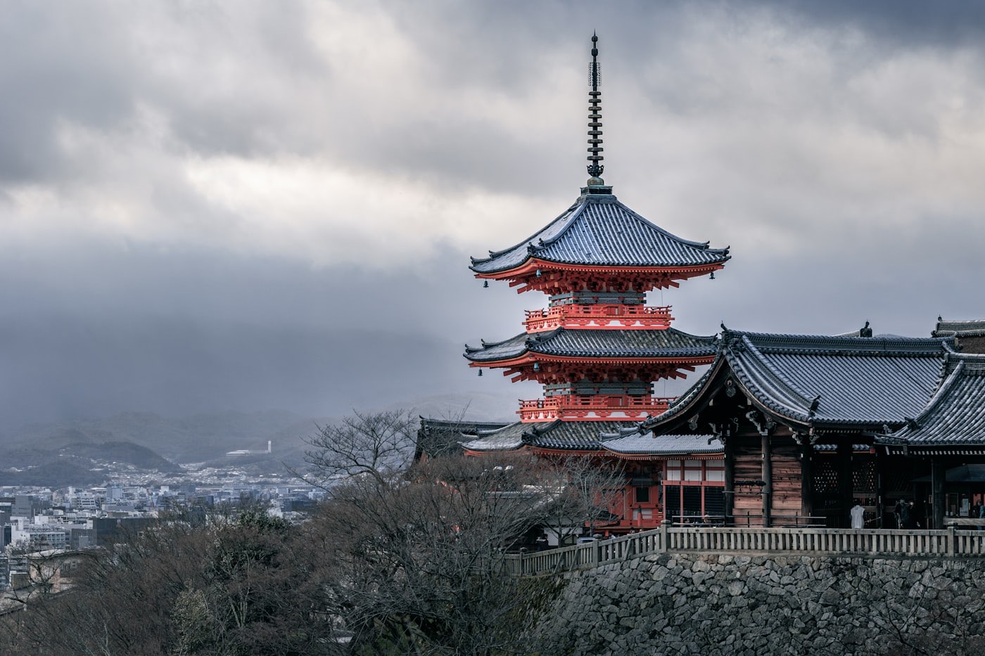 Il tempio Kiyomizu-dera a Kyoto: la pagoda vermiglia a tre piani sulla collina, con la città di Kyoto sullo sfondo
