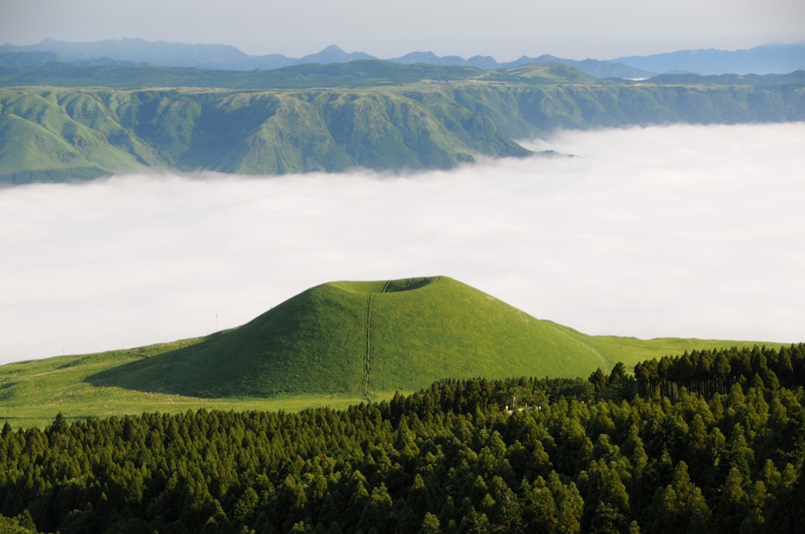 Le praterie del Monte Aso con l'erba alta e il vulcano sullo sfondo