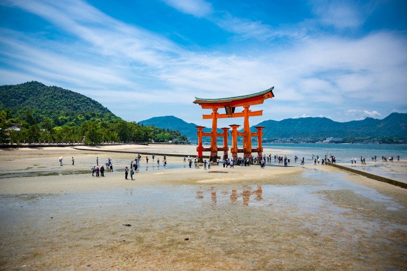 Il torii di Miyajima con la bassa marea, quando si può camminare sulla sabbia fino al portale