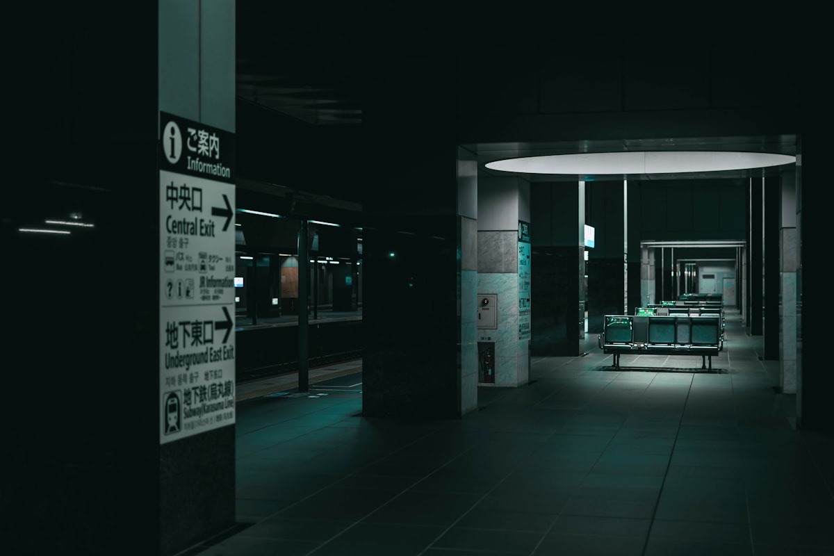 L'interno di una stazione giapponese con cartelli in giapponese e in inglese