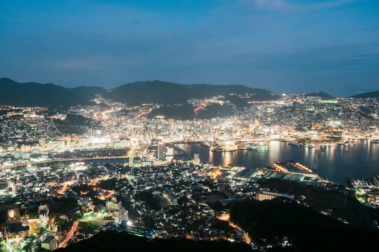 Il panorama notturno di Nagasaki visto dal Monte Inasa: le luci della città che scendono verso il porto tra le colline