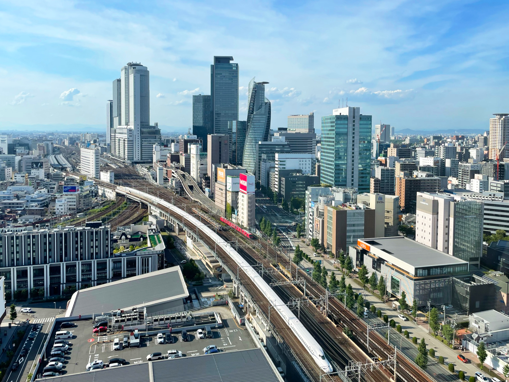 La stazione di Nagoya con i grattacieli gemelli illuminati di notte