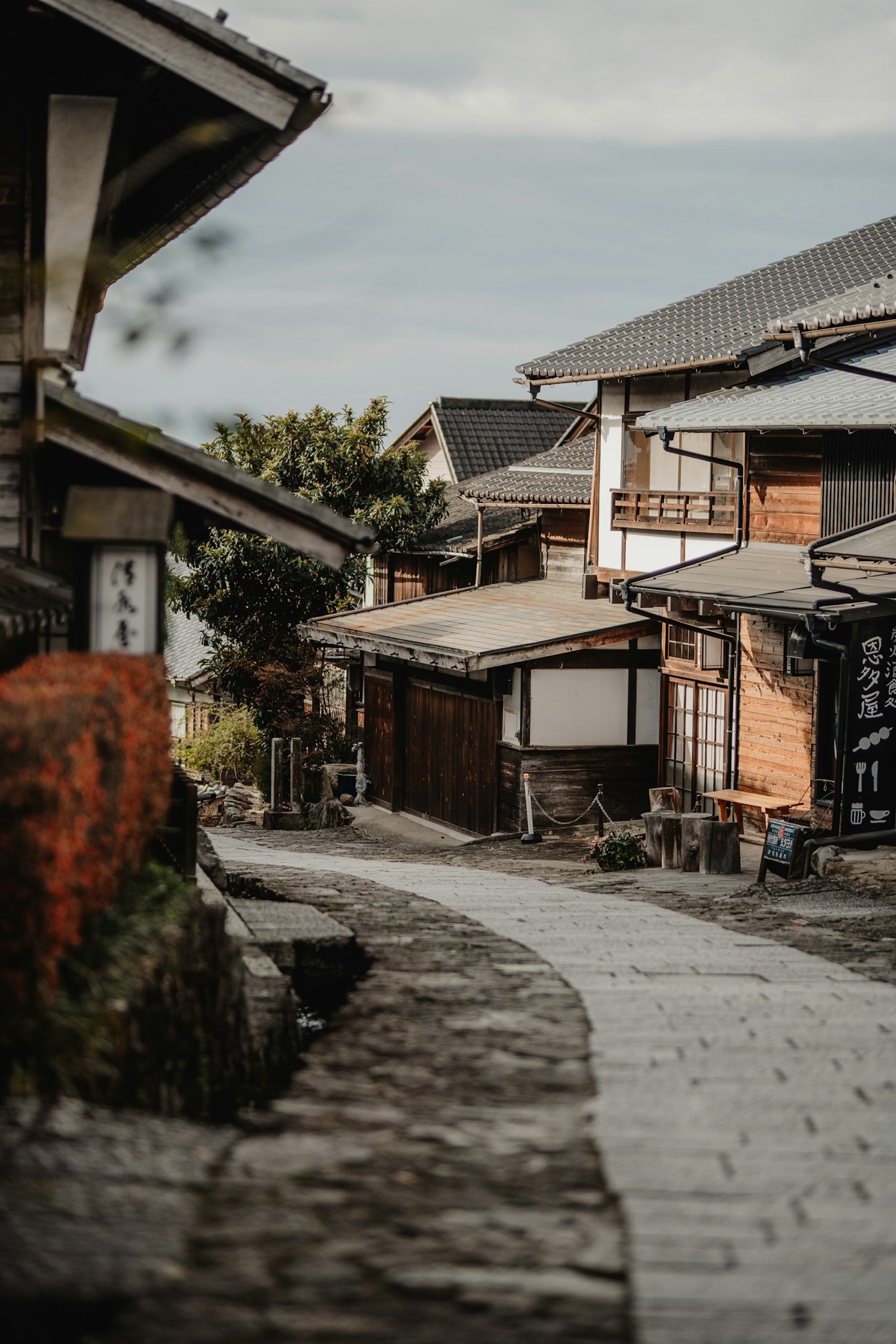 Una via lastricata di un antico borgo del Nakasendo, con le case di legno tradizionali