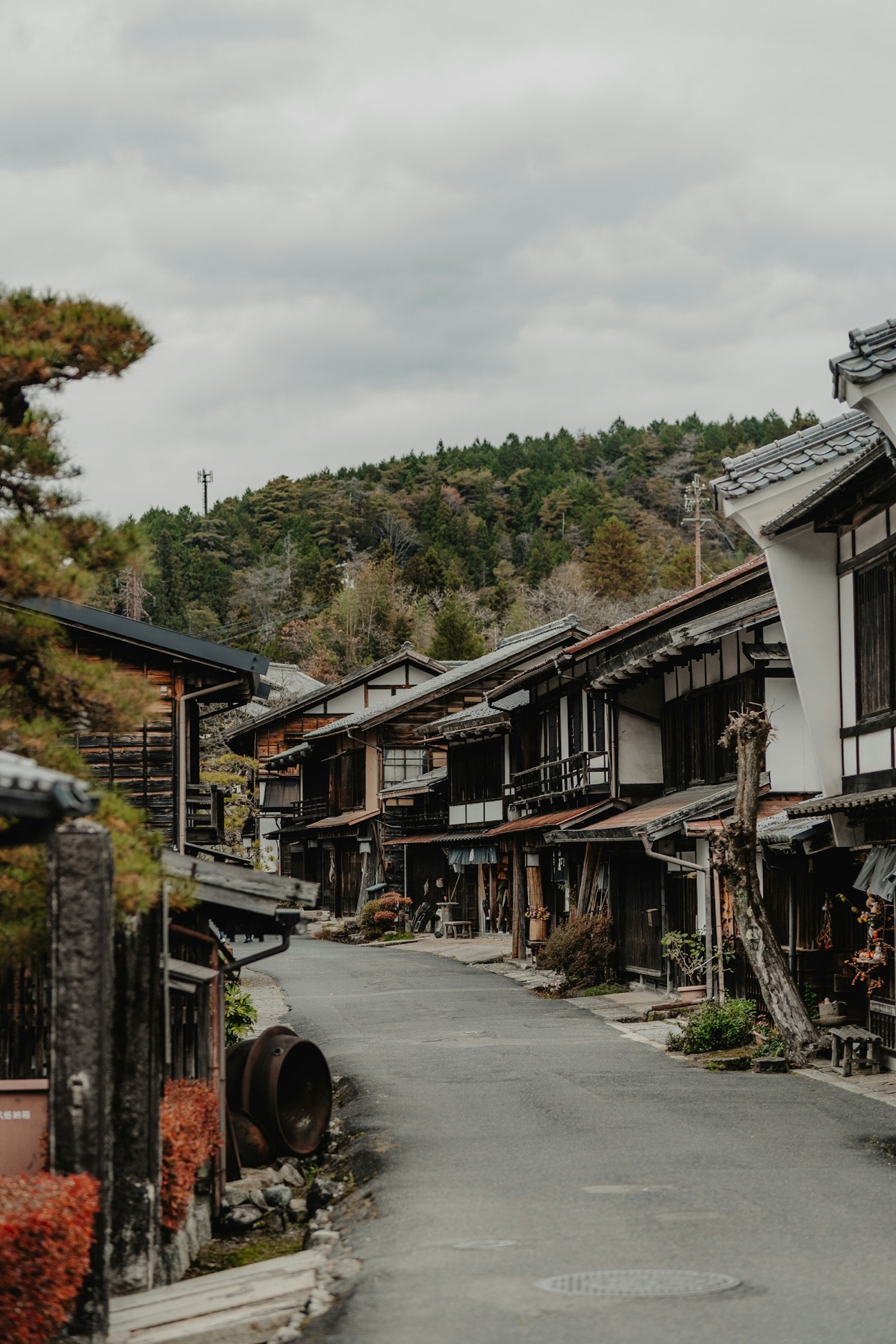 Una via di un borgo di posta del Nakasendo tra le montagne boscose