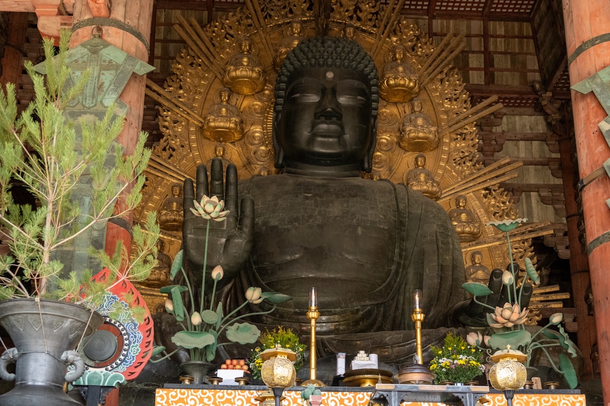 Il Grande Buddha di bronzo di Todai-ji, con l'aureola dorata alle spalle