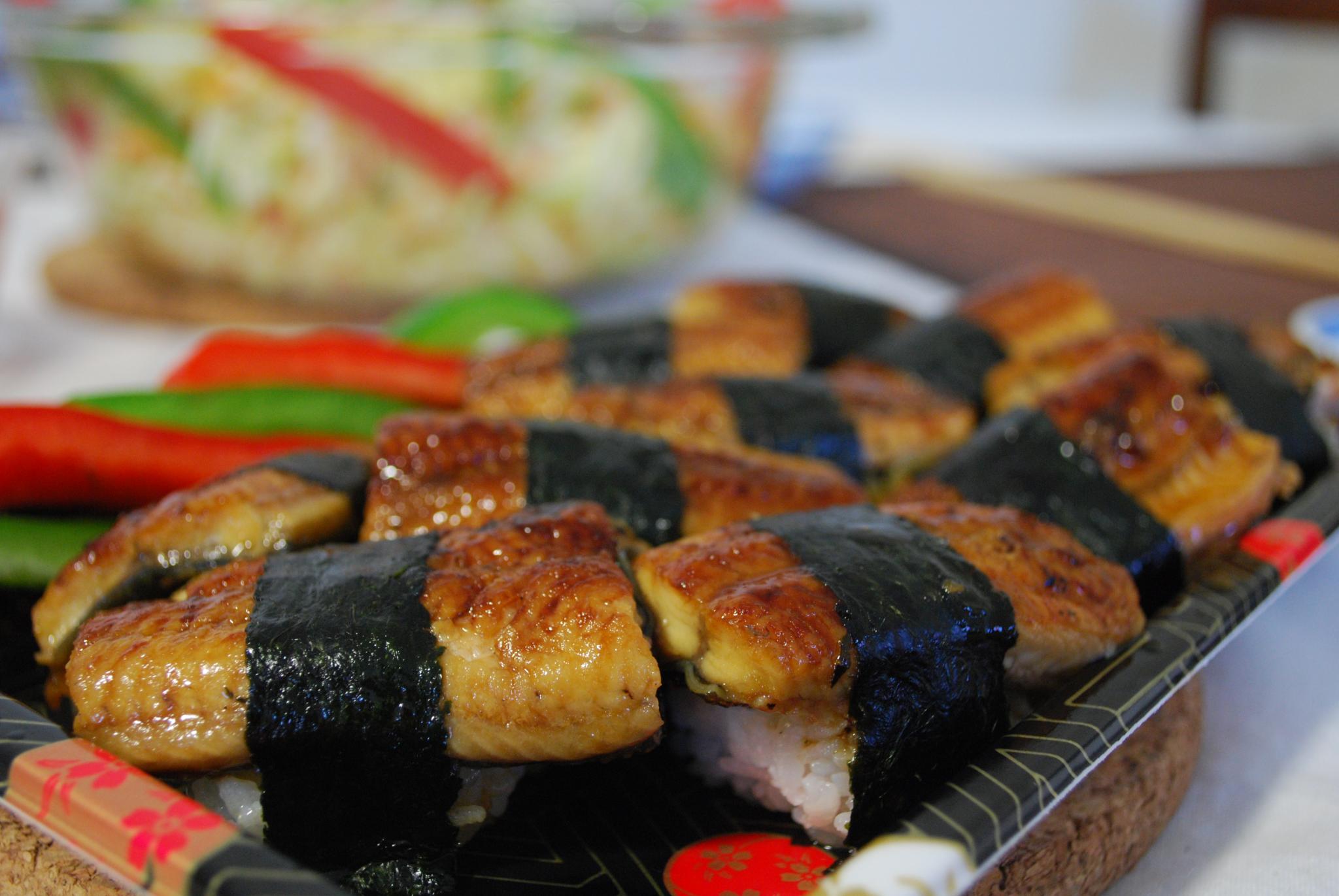 Un assortimento di nigiri sushi su un piatto di legno