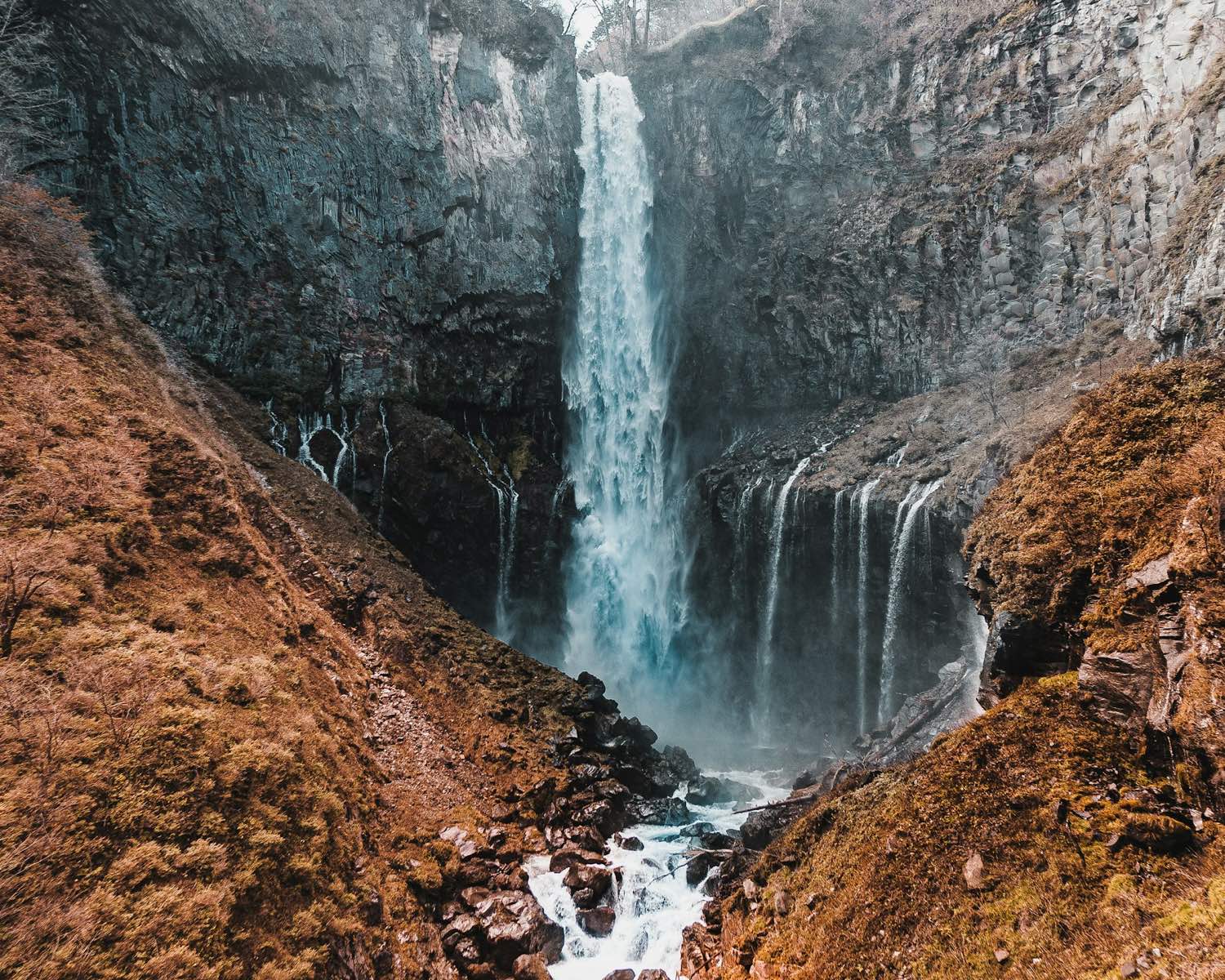 La cascata Kegon di Nikko precipita da una parete di roccia scura