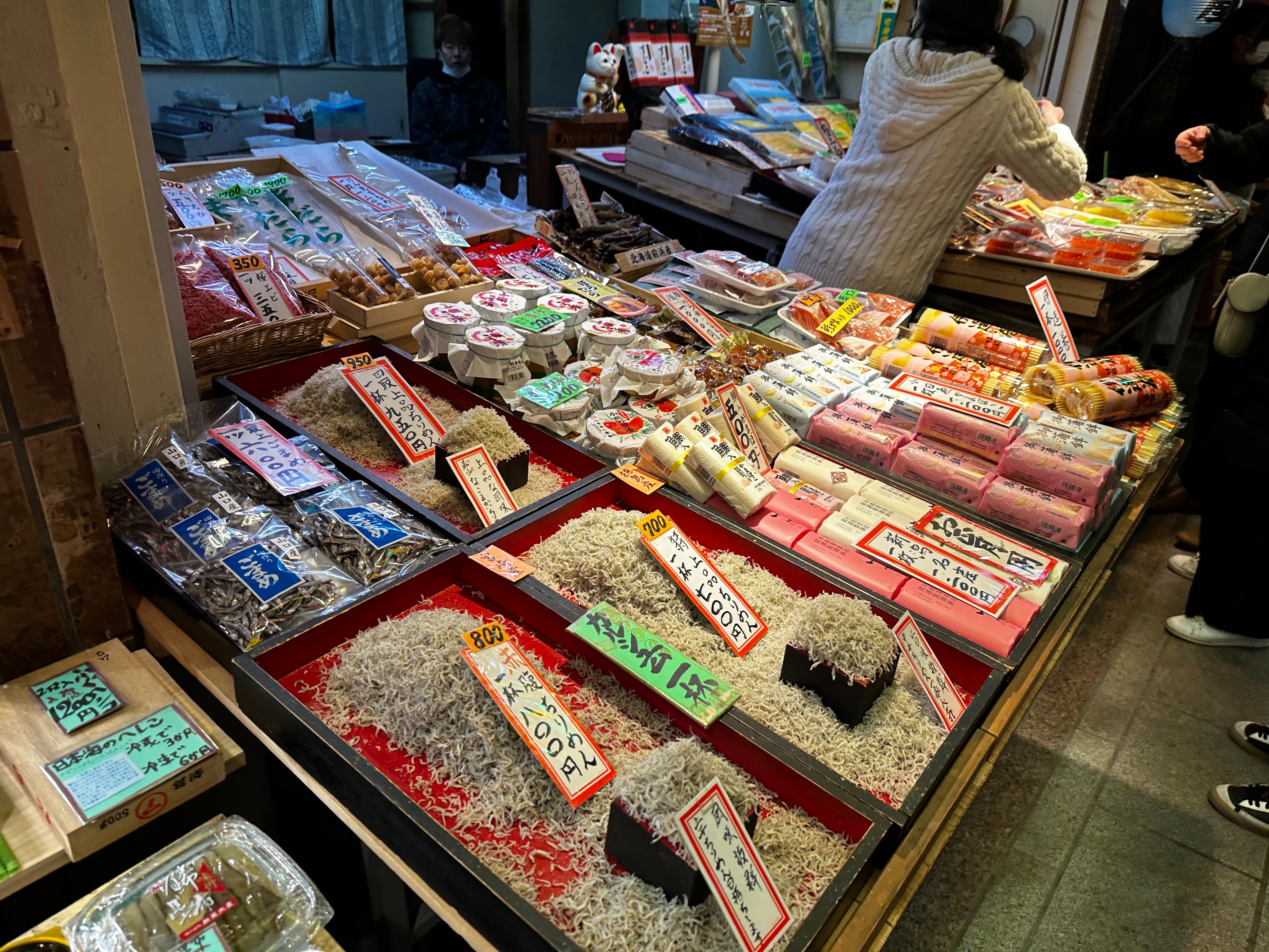 Il mercato di Nishiki con le bancarelle di tofu fresco e tsukemono