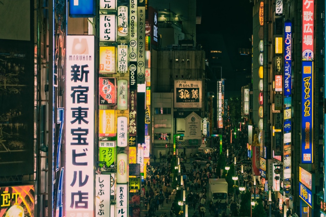 La grande insegna al neon rossa di Kabukicho a Shinjuku, Tokyo, di notte