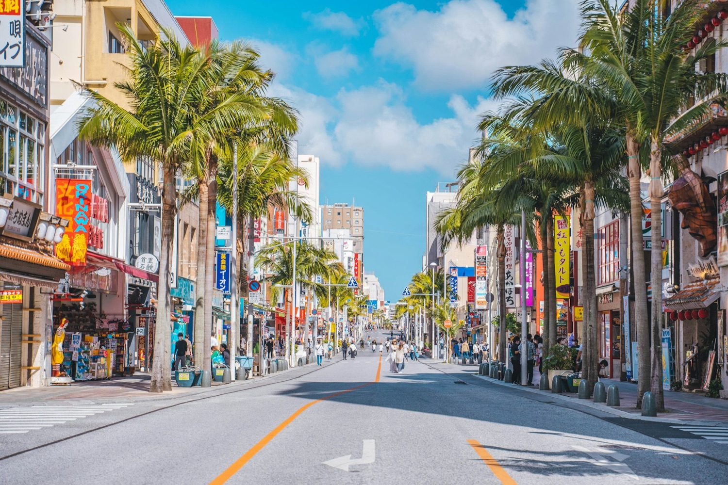Kokusai-dori, la via principale di Naha a Okinawa, con le palme e le insegne dei negozi