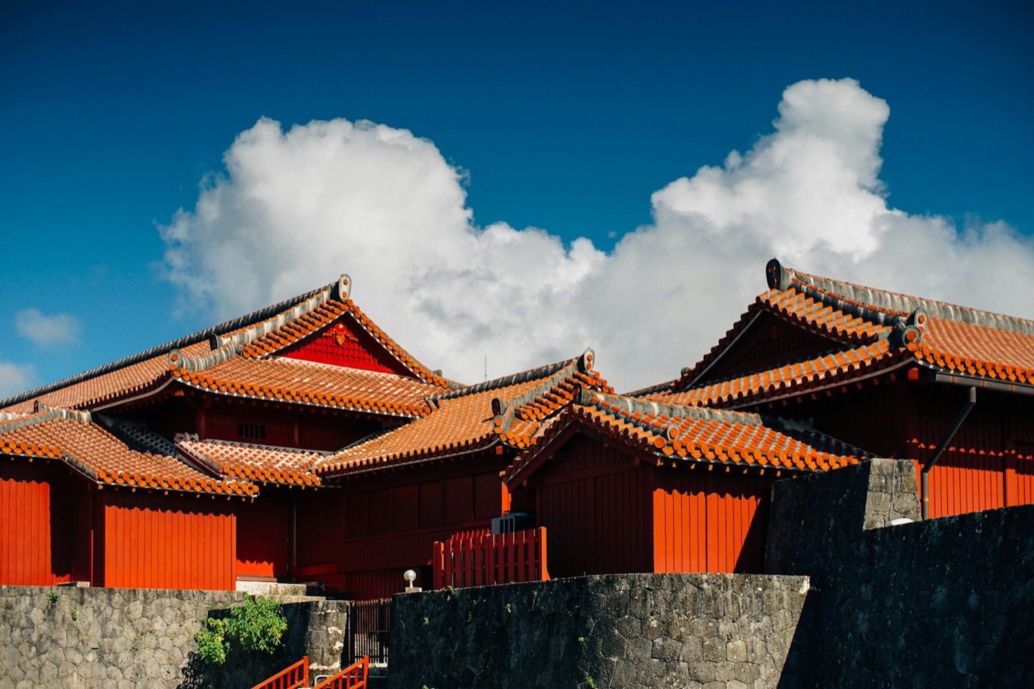 Il castello di Shuri a Naha, con gli edifici laccati di rosso e i tetti in tegole di Okinawa