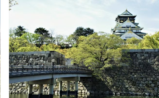 Il castello di Osaka tra il verde e il fossato