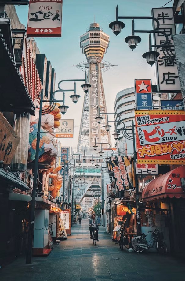 La torre Tsutenkaku vista dai vicoli di Shinsekai