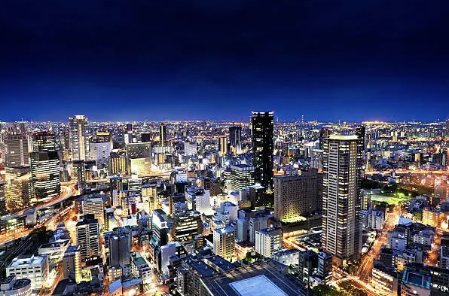 La vista notturna su Osaka dall'Umeda Sky Building