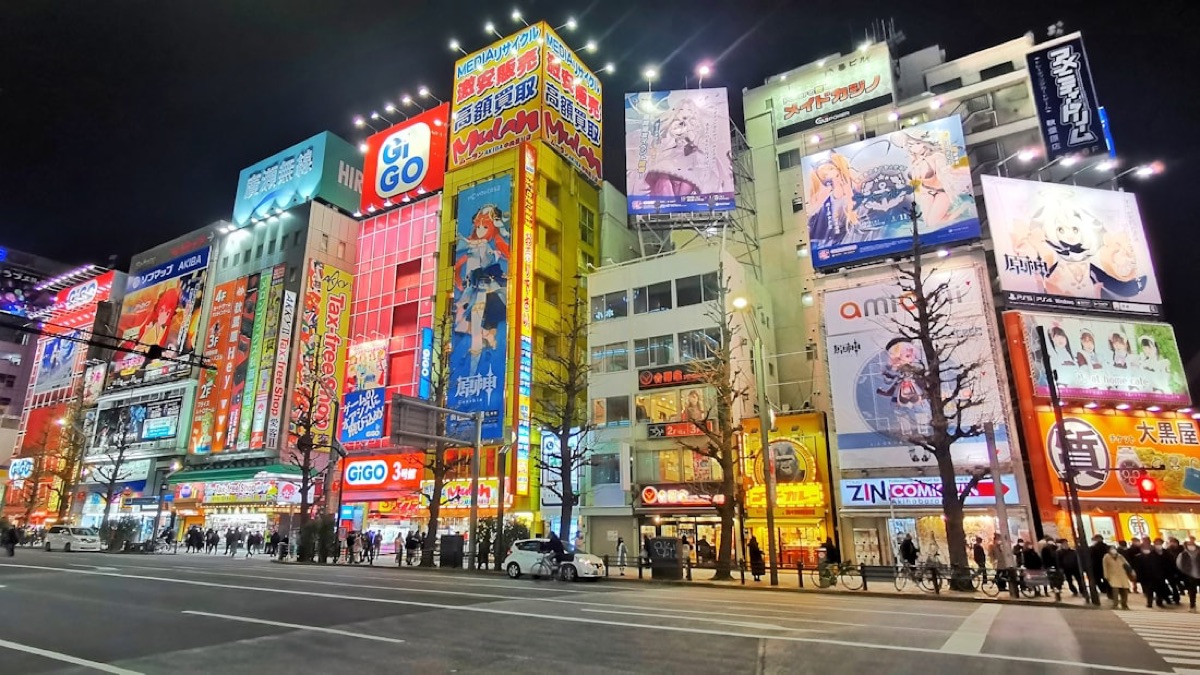 La zona di Akihabara a Tokyo di notte, piena di negozi di elettronica e insegne luminose