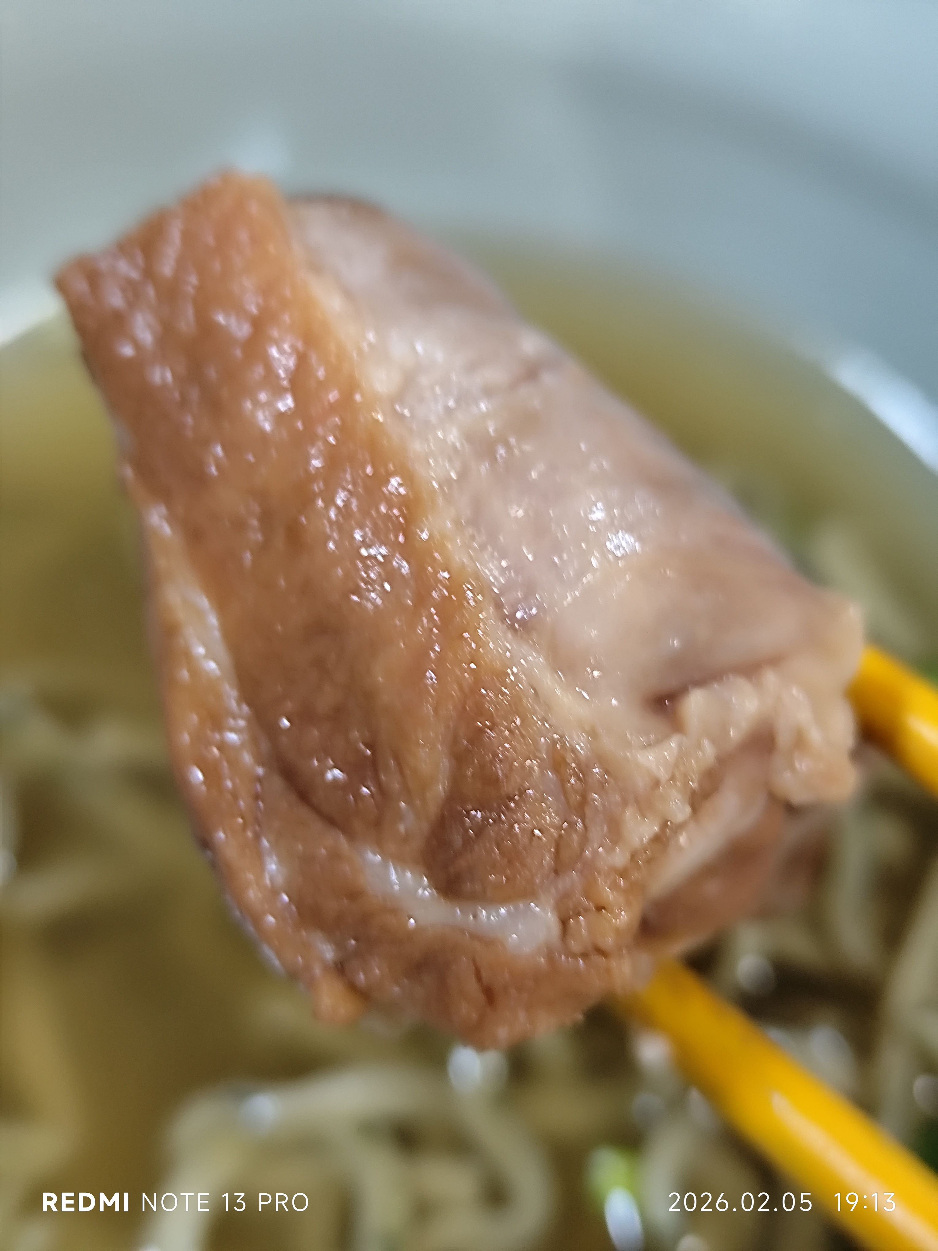 Una ciotola di ramen con tutti i toppings visibili — chashu, uovo, menma, nori, cipollotto — fotografata dall'alto
