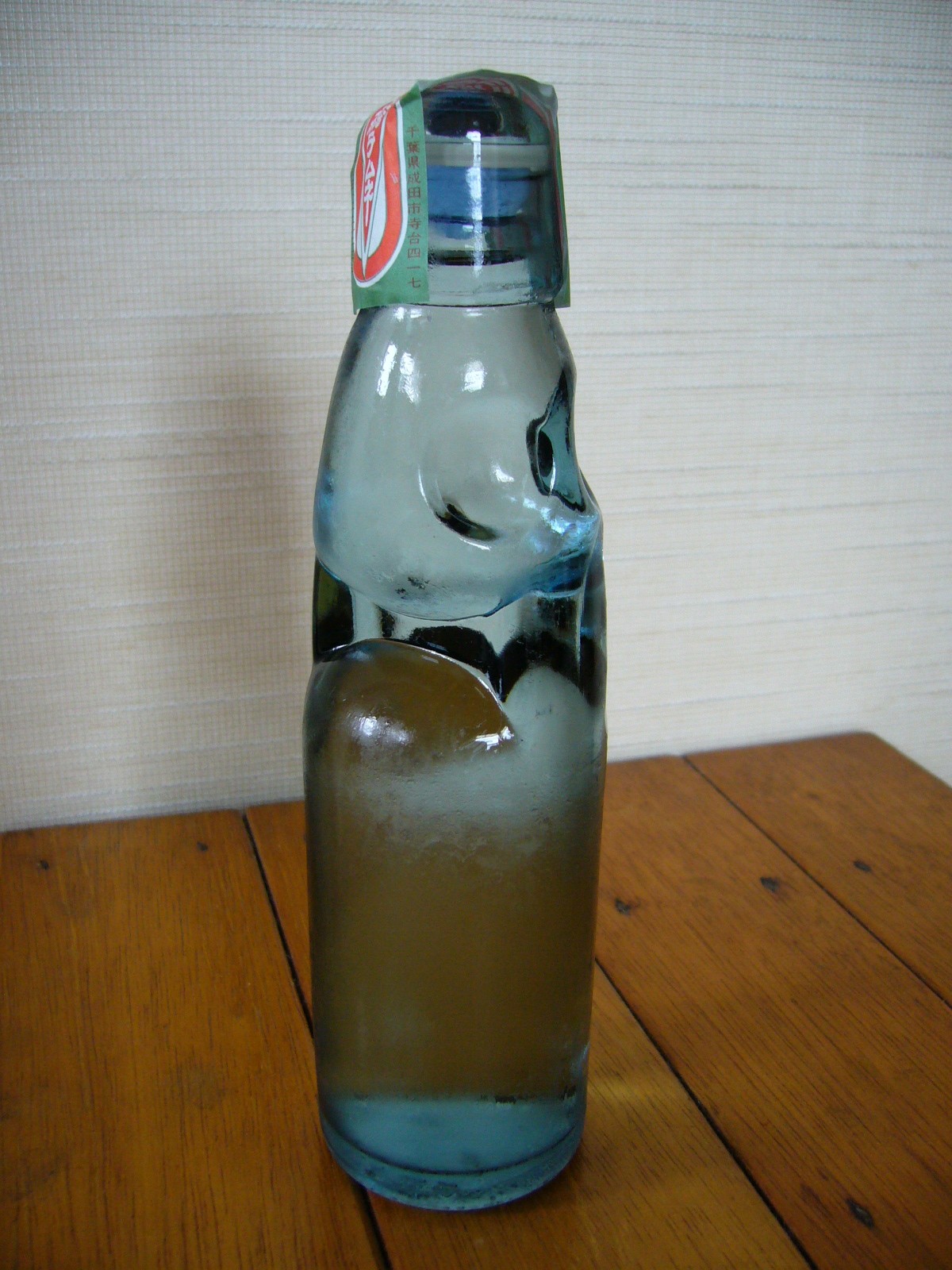 Bottiglie di ramune, la bibita giapponese con la pallina di vetro nel collo
