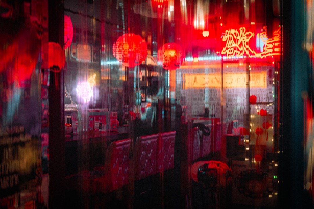 Una via di izakaya con lanterne rosse di sera in Giappone