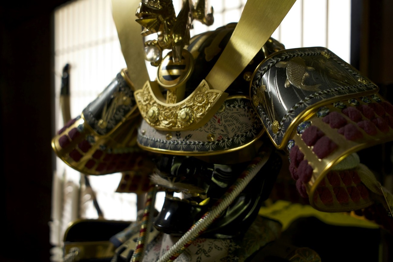 Il dettaglio di un elmo da samurai, con decorazioni in oro e lacca nera finemente lavorate
