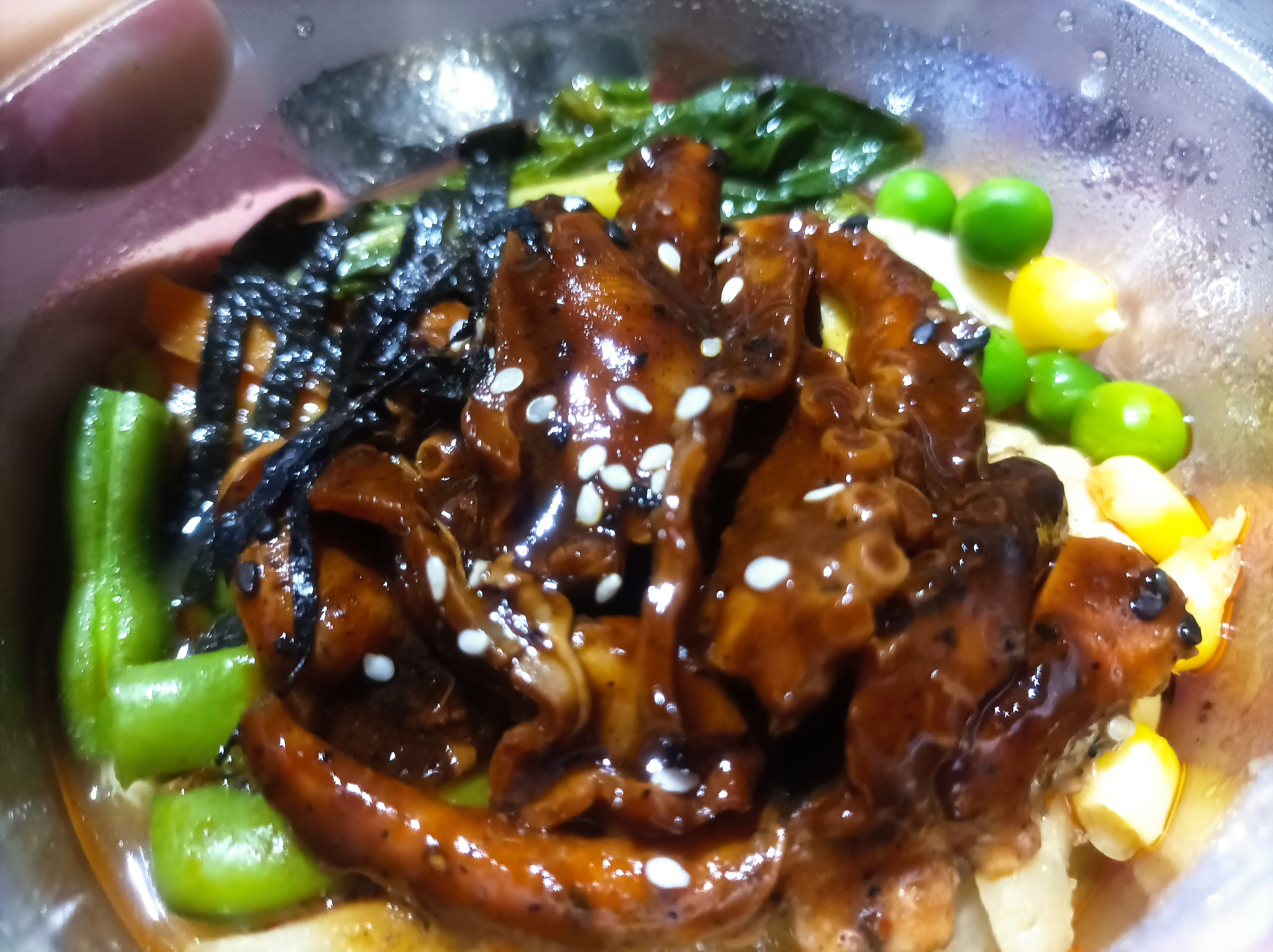 Una ciotola di ramen al miso di Sapporo con burro, mais e noodles